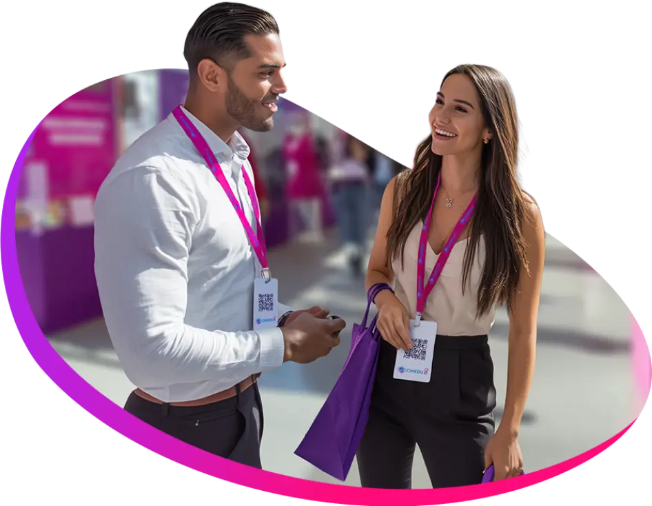 Un patroocinador conversando con un experto en admisiones en el área de stands de CIMEDU