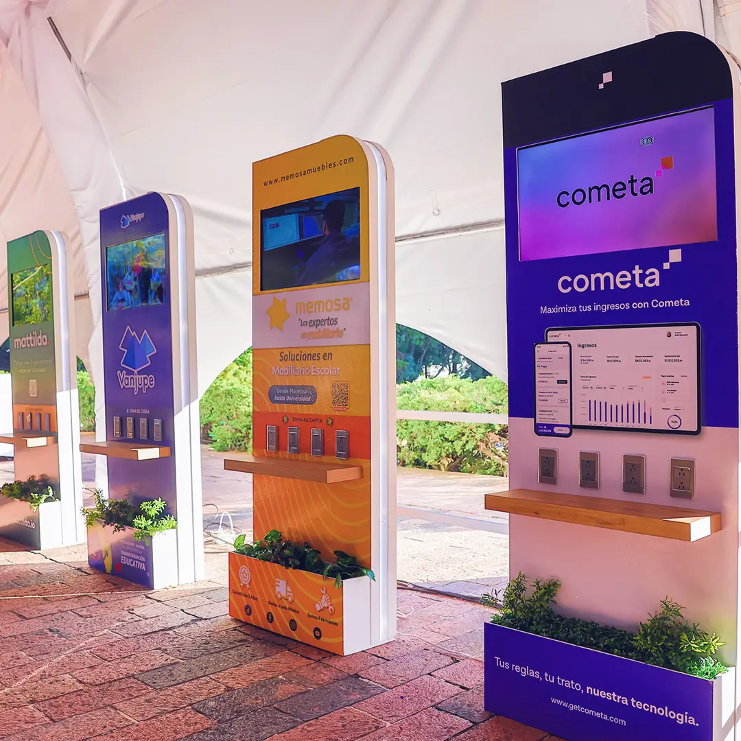 Totem promocional con pantallas interactivas en zona exterior del congreso