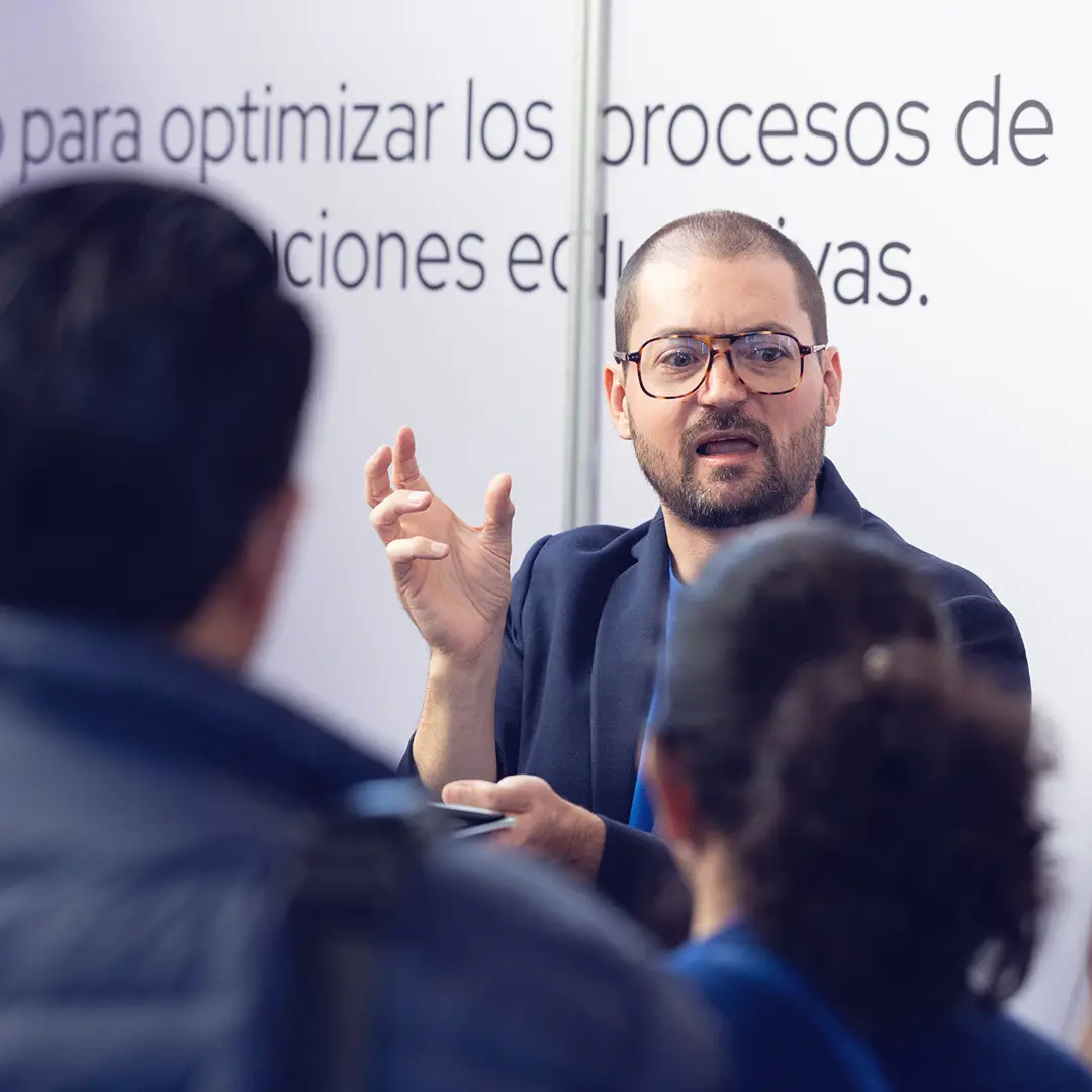 Expositor explicando solución tecnológica frente a grupo de asistentes