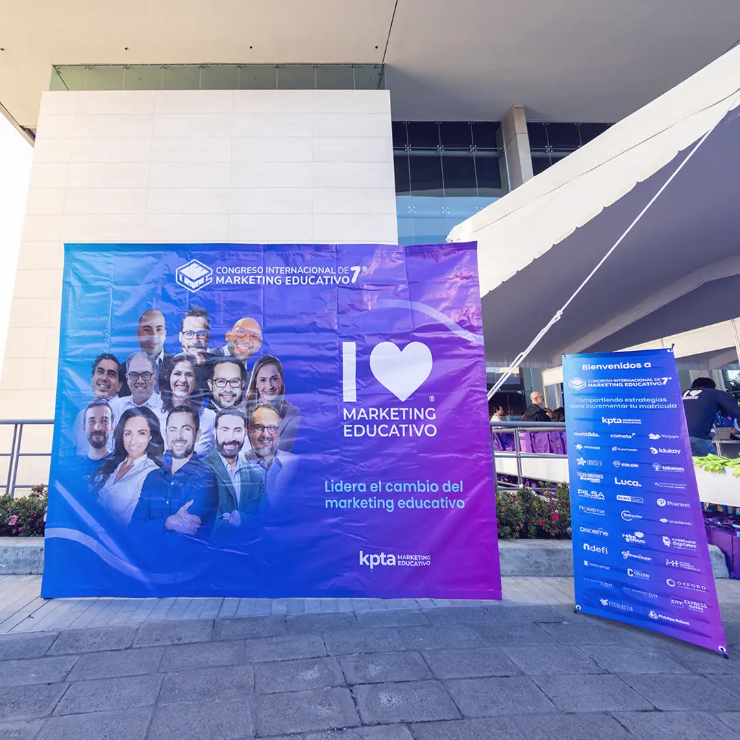 Fachada exterior de la sede con banner oficial del Congreso CIMEDU