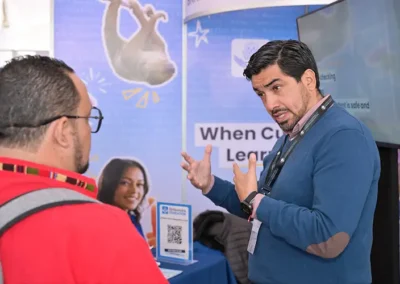 Patrocinadores y asistentes interactuando en CIMEDU®