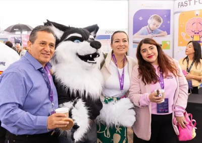 Asistentes, patrocinadores y Wolfy en CIMEDU®