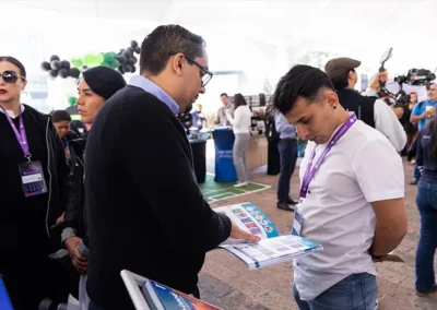 Patrocinadores conectando directamente con asistentes en CIMEDU®