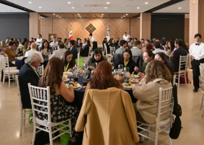 Asistentes participando en una comida de networking durante CIMEDU.