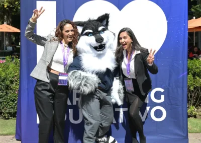 Asistentes con Wolfy, la mascota oficial de CIMEDU, durante una actividad del congreso.