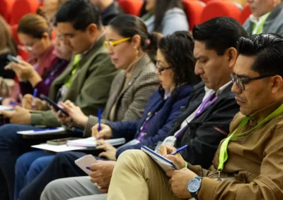 Participantes tomando taller dinámico en CIMEDU, el congreso de marketing educativo.