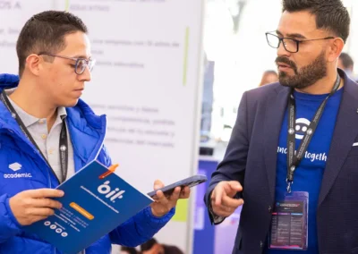 Asistentes y patrocinadores en stand durante el congreso.
