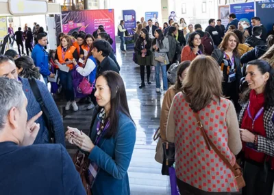 Asistentes realizando networking y conversando en la zona de exposición de CIMEDU.