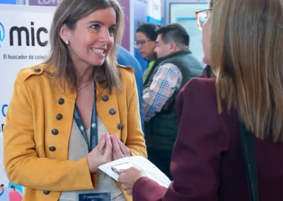 Participantes intercambiando ideas y haciendo networking en el área de exhibición.